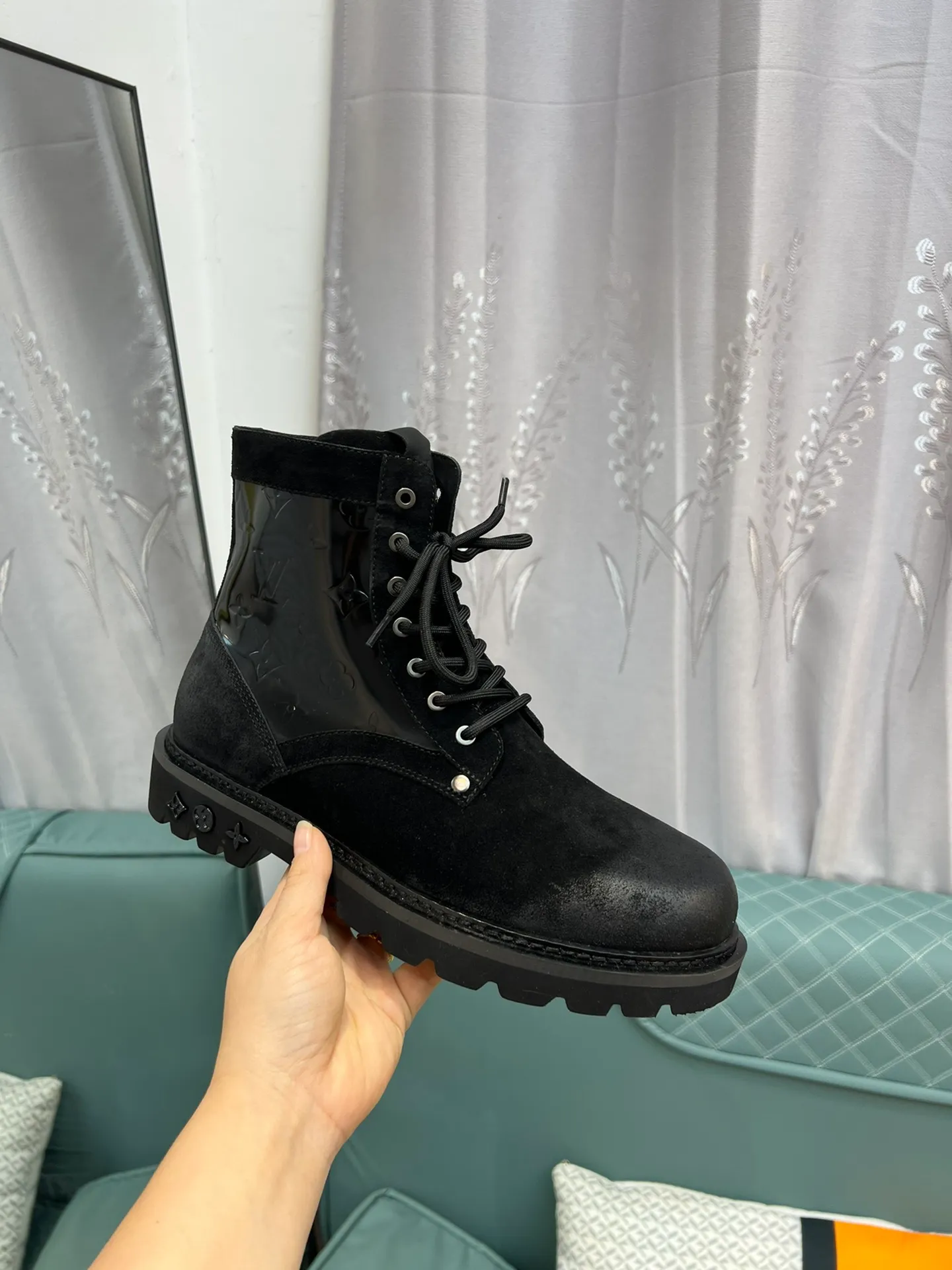 Men's shoes 💰920 L Home - the latest LV men's business casual boots, luxury and nobility are a must. They are all made of imported original first-layer cowhide, just to create a more comfortable wearing experience. ➕Top imported water-dyed full cow lining, original high wear-resistant outsole! 👏👏 Size: Male 39-44; (38 45 46 customized)